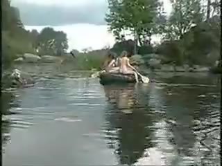 שלוש מדהים בנות עירום בנות ב ה ג'ונגל ב סירה ל לִדקוֹר לָצוּד
