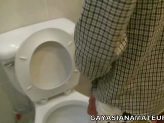 Asian Pee bloke