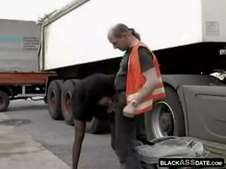 Musta streetwalker ratsastus päällä full-blown truck kuljettaja ulkopuolella