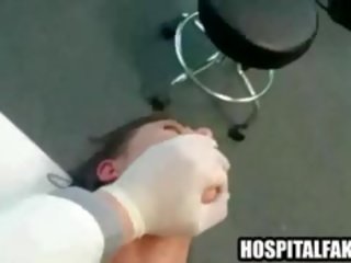 Pacjent dostaje pieprzony i cummed na przez jej lekarski