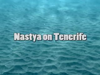 Jolie nastya nage nu en la mer