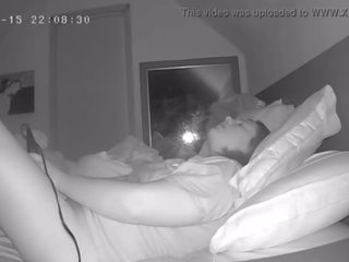 Mammīte jackhammers klitors pirms gulta spiegs kamera