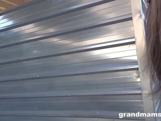 Годен бабичка търси за пресен петли в публичен при grandmams: пума духане x номинално видео