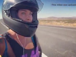 Felicity feline motorcycle femme fatale jāšana aprilia uz krūšturis