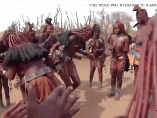 Afričanke himba ženske ples in gugalnica njihovo saggy prsi okoli