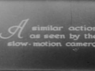Adolescent och kvinna naken utanför - handling i långsam motion (1943)