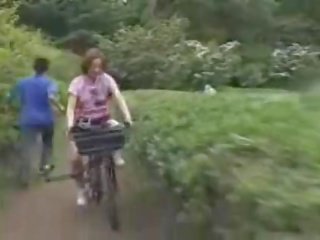 Japán damsel masturbated míg lovaglás egy specially modified xxx film bike!